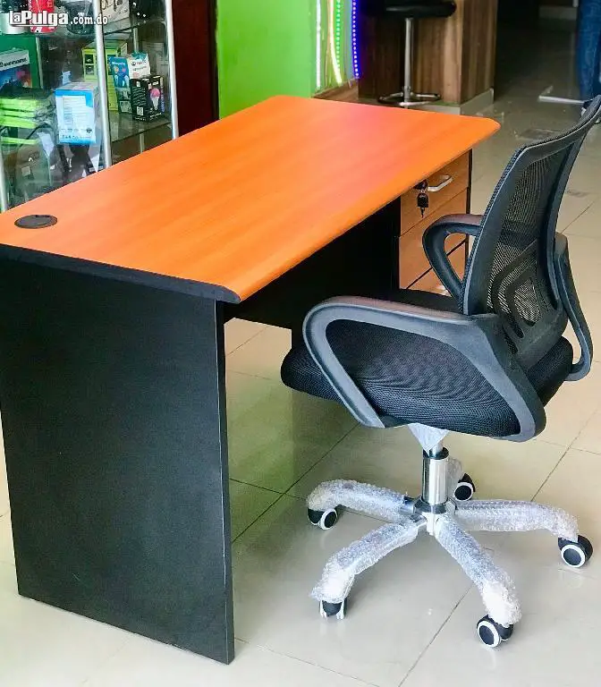 Escritorio y silla de oficina. combo en oferta  Foto 7141244-1.jpg