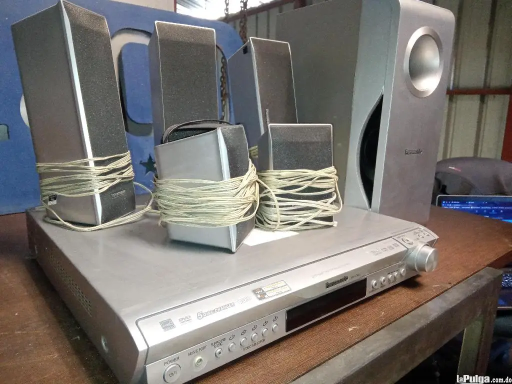 Sistema de sonido de cine en casa Foto 7143379-2.jpg