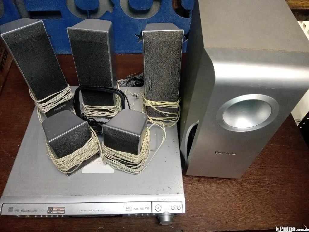 Sistema de sonido de cine en casa Foto 7143379-3.jpg