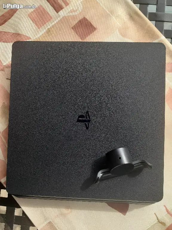 PS4 Slim con control nuevo  Foto 7145872-3.jpg