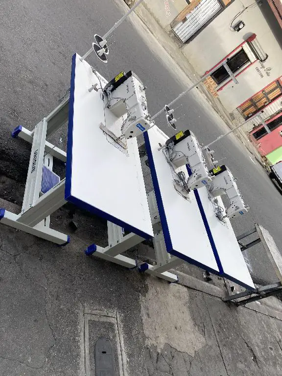 maquina de coser industrial con corte de hiloy luz integrada Foto 7148737-G2.jpg