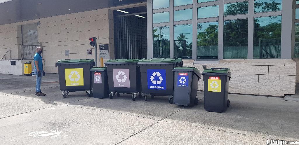 zafacones de reciclaje y contenedores de basura. Foto 7152722-4.jpg