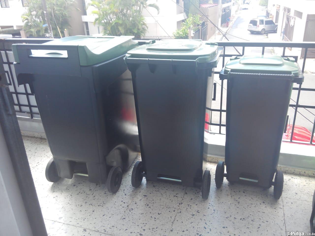 zafacones de reciclaje y contenedores de basura. Foto 7152722-5.jpg