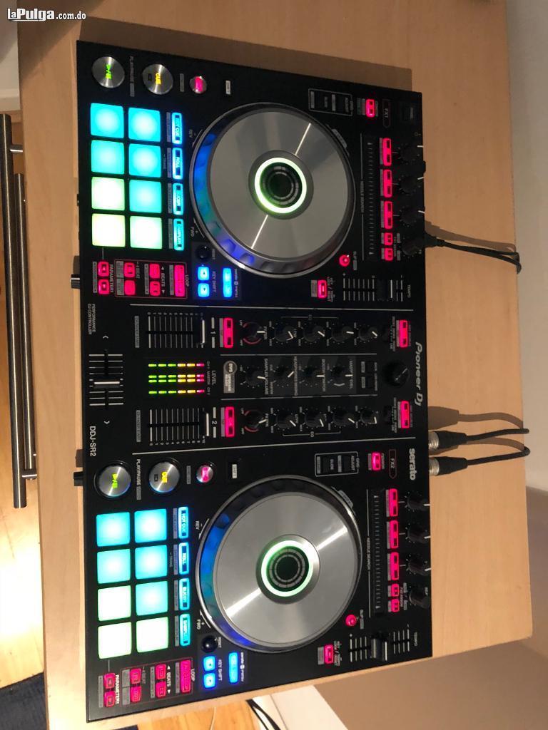 SERATO DJ Pioneer SR2 Mixer Controller Platos UltraProGBTBPedestandNot Foto 7153393-4.jpg