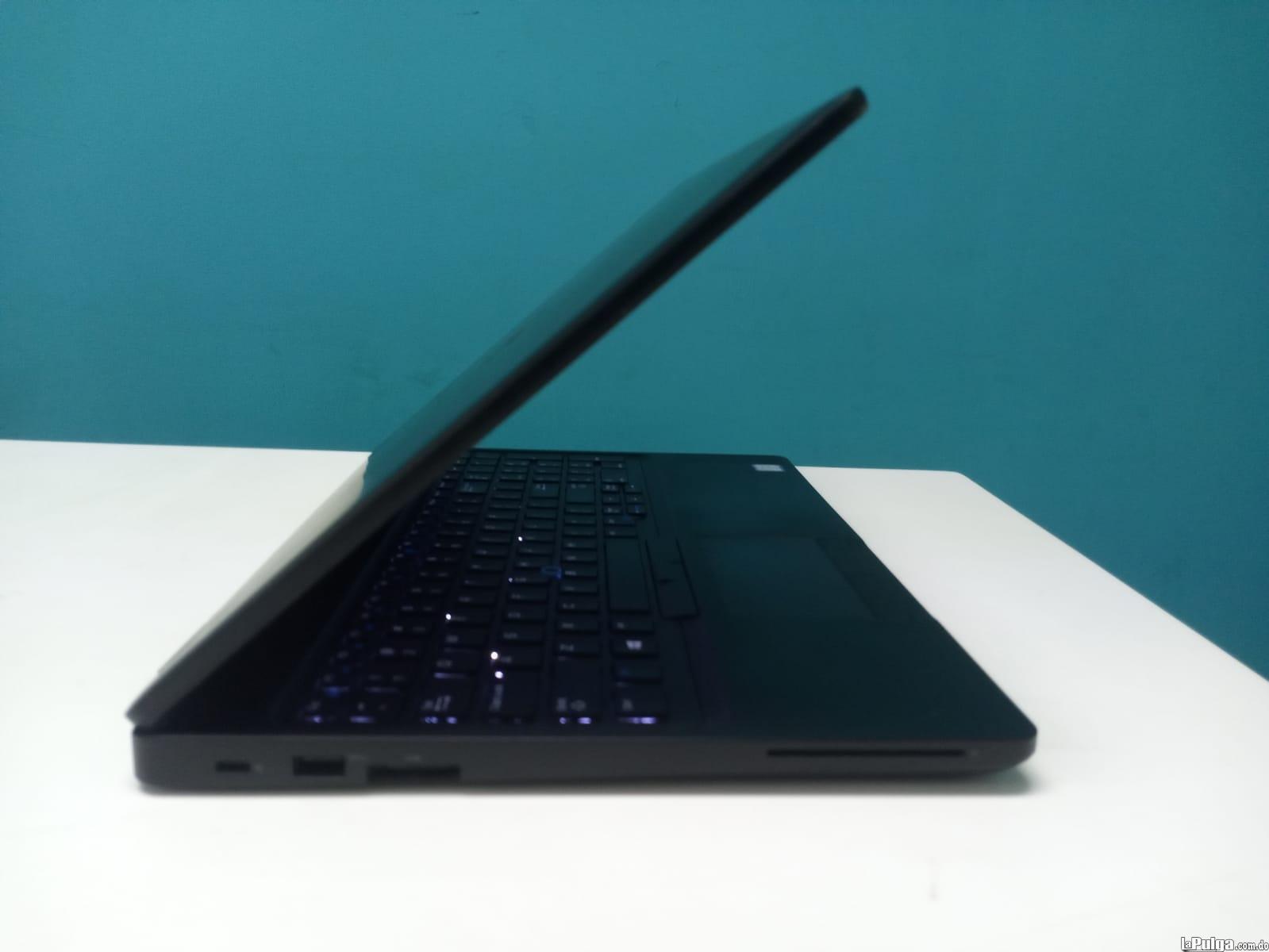 Laptop Dell Latitude 5590 / 8th Gen Intel Core i5 / 8GB DDR4 / 256GB Foto 7160510-1.jpg