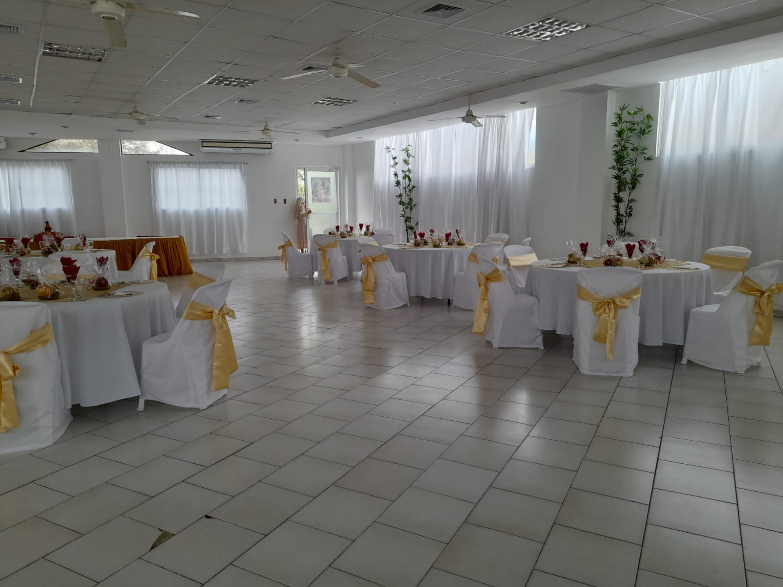 Un Hermoso lugar para celebrar un  elegante y bello  evento. Foto 7169340-3.jpg