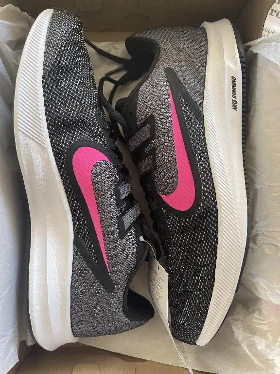 Tenis Nike size 8.5 de mujer nuevos en caja