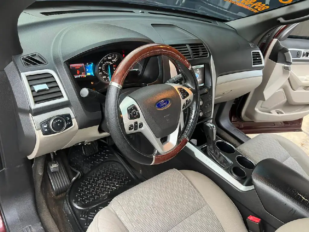 FORD EXPLORER XLT Foto 7189869-J1.jpg