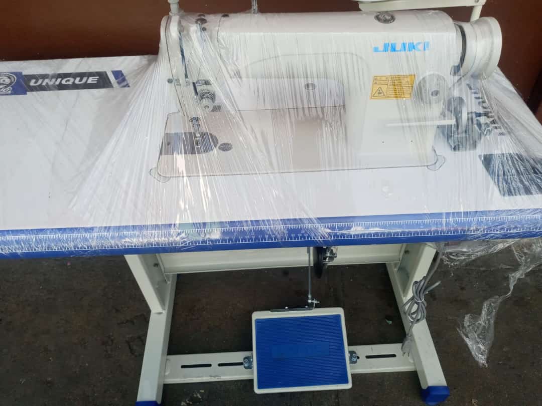 Maquina de coser industrial  Foto 7195493-1.jpg
