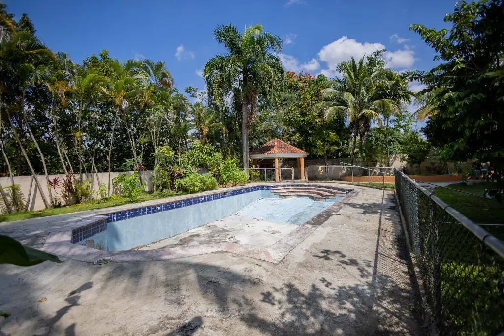 Vendo casa de 3 Niveles en Arroyo Hondo próximo a la Embajad Foto 7198881-3.jpg