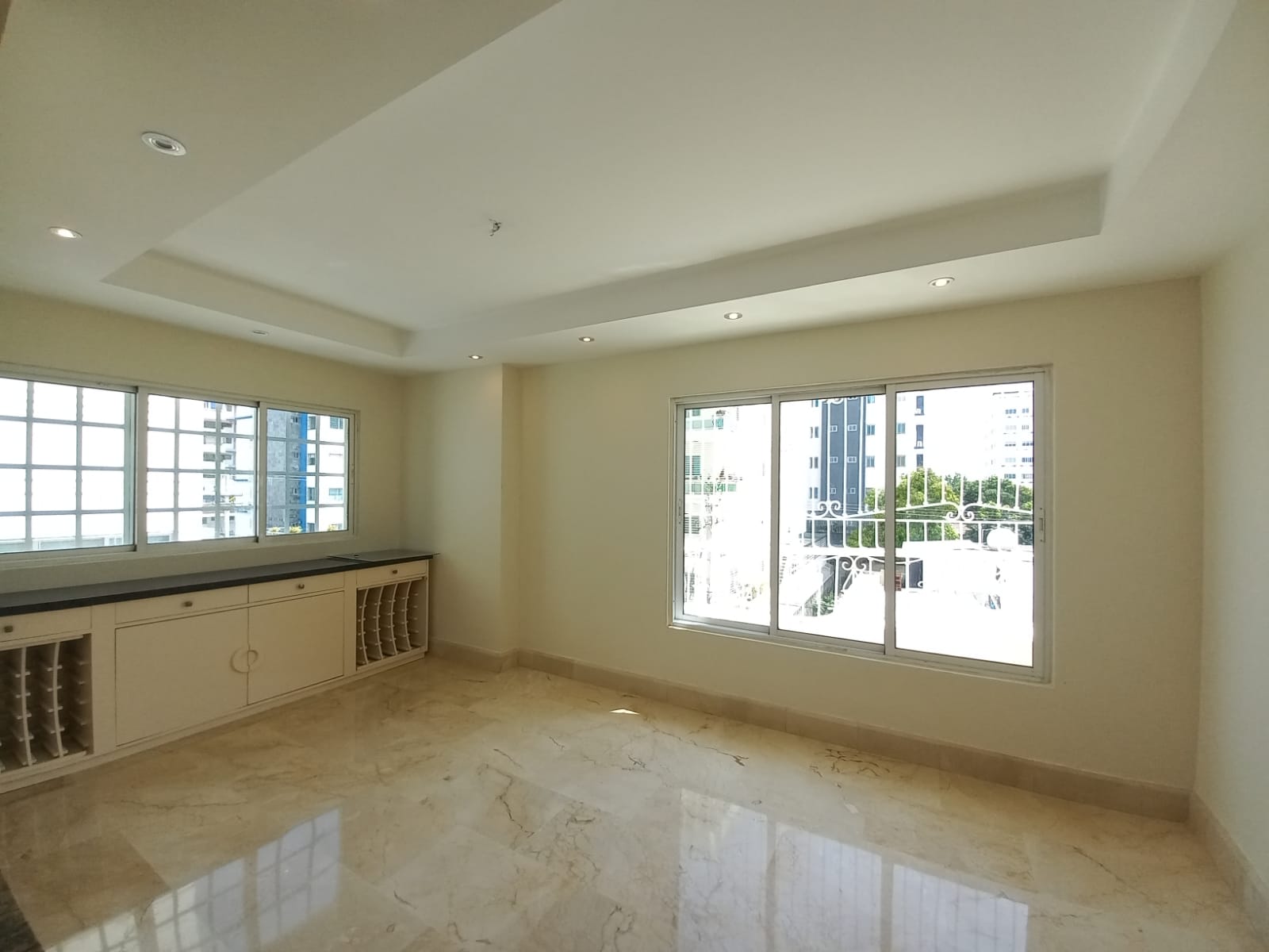Amplio apartamento en alquiler en Evaristo Morales  Foto 7213641-3.jpg