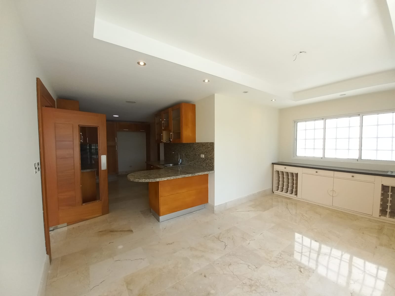 Amplio apartamento en alquiler en Evaristo Morales  Foto 7213641-5.jpg