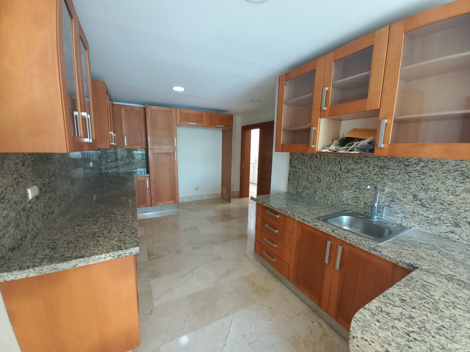 Amplio apartamento en alquiler en Evaristo Morales  Foto 7213641-7.jpg