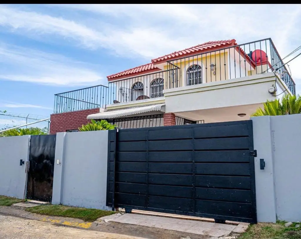 Espaciosa Casa en Venta Urb. Aros Carrau Puerto Plata Foto 7217986-4.jpg