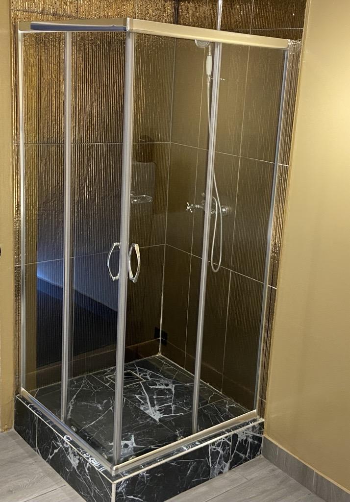 Cabina de ducha ideal para negocios y convertir un espacio limitado en Foto 7218124-2.jpg