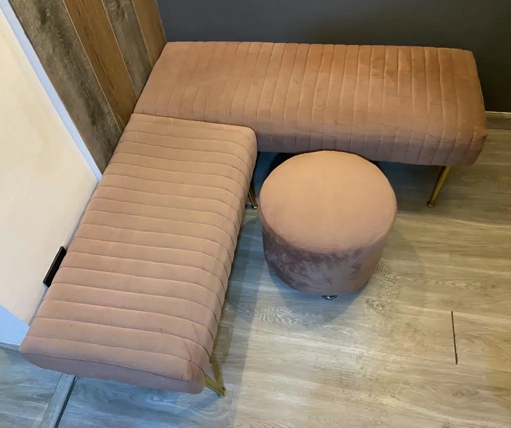 Mueble tipo Banca  Otoman de terciopelo color Rosa Viejo con patas dor Foto 7218251-1.jpg