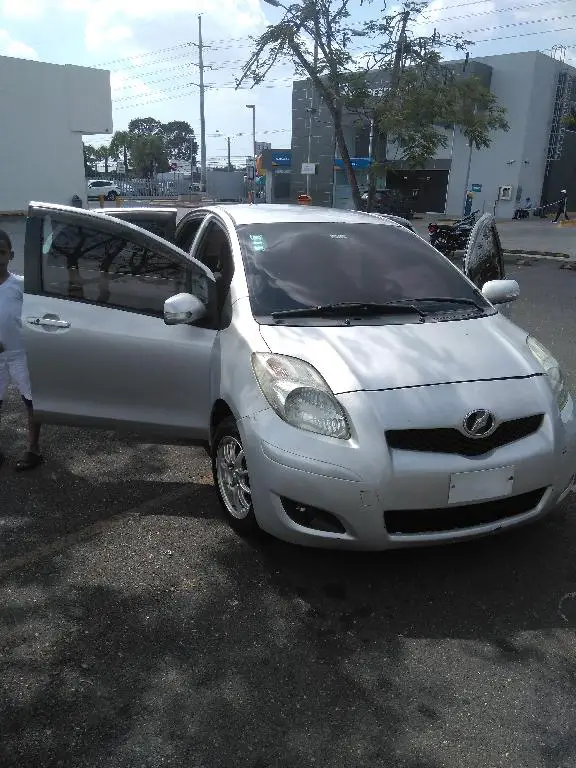 TOYOTA VITZ GRIS 2011 Foto 7220515-3.jpg