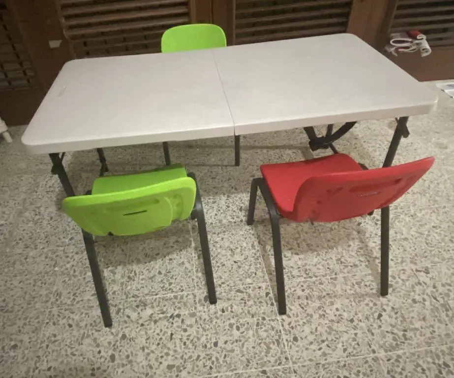 Mesa plegable y patas ajustable con sillas niños  Foto 7222084-5.jpg