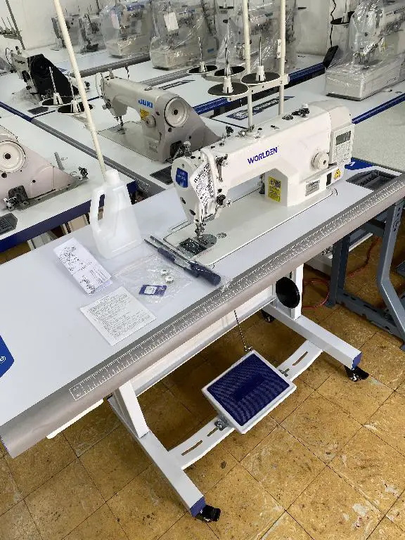 maquina de coser industrial con corte de hilo y lamprara Foto 7227865-2.jpg