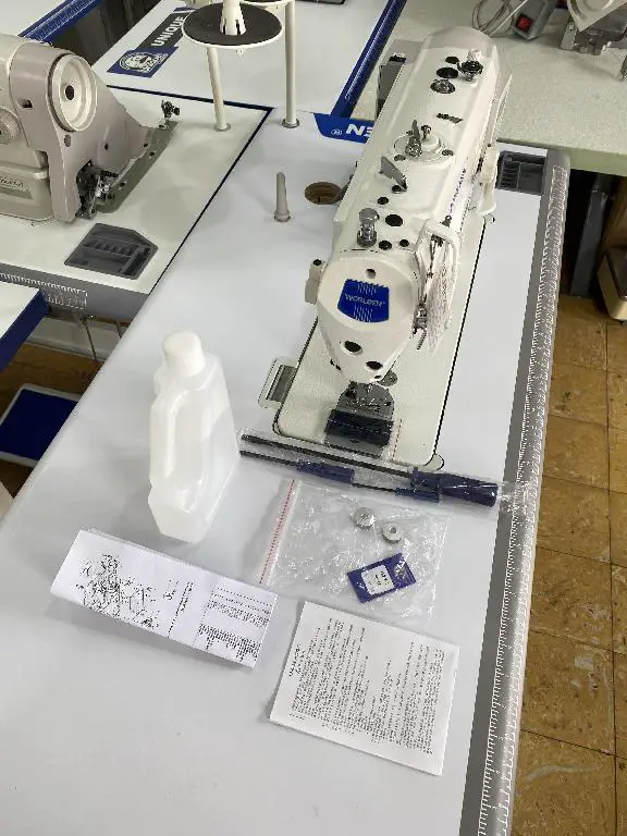 maquina de coser industrial con corte de hilo y lamprara Foto 7227865-3.jpg
