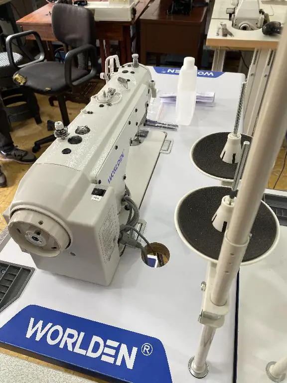 maquina de coser industrial con corte de hilo y lamprara Foto 7227865-5.jpg