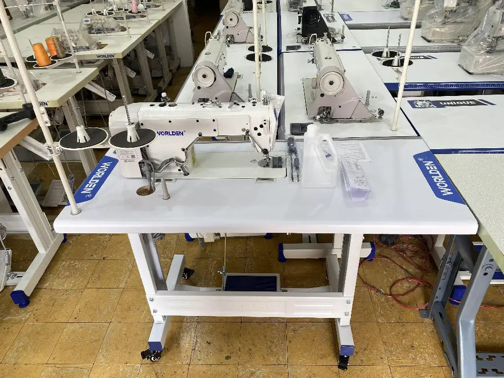 maquina de coser industrial con corte de hilo y lamprara Foto 7227865-6.jpg