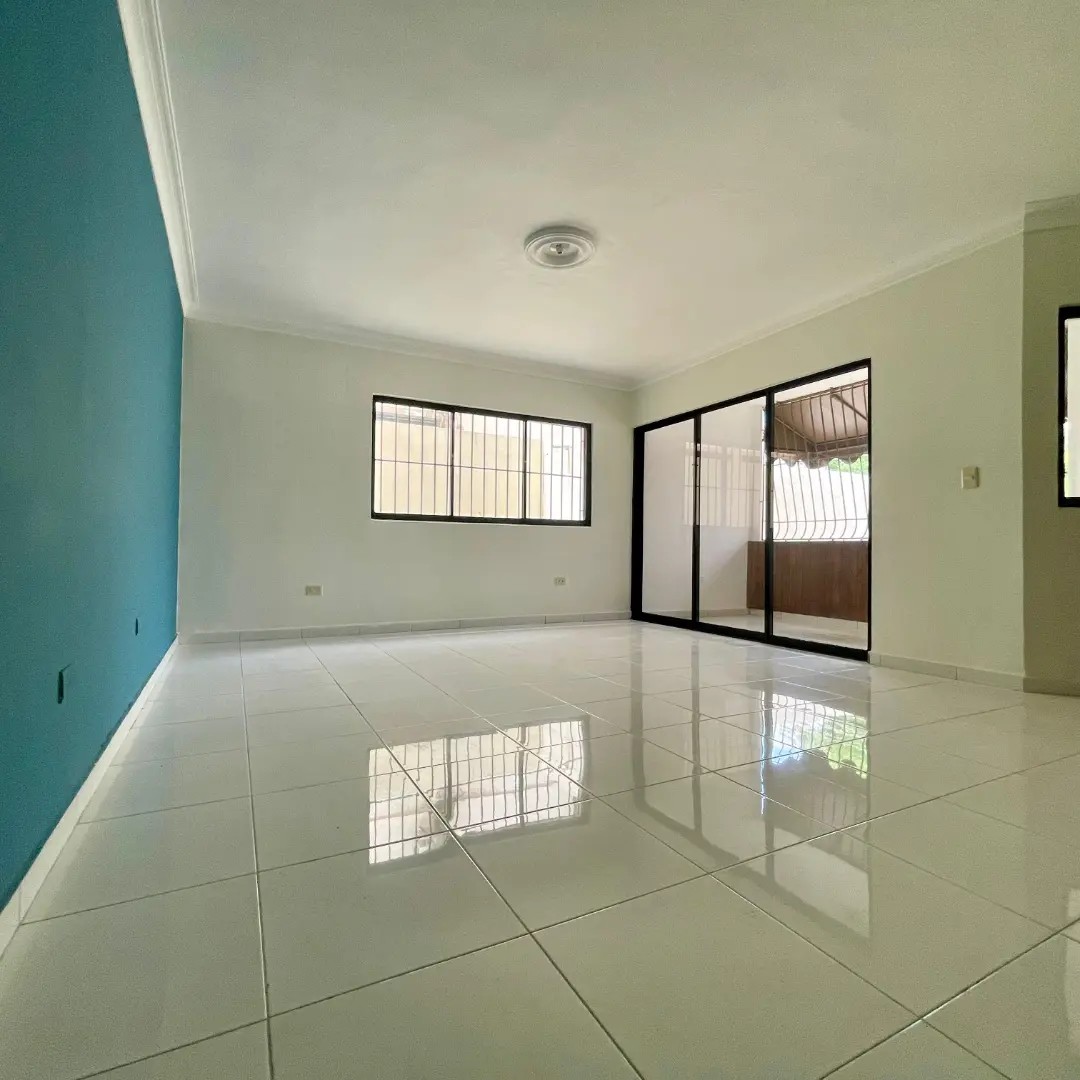 Alquilo amplio apartamento en Ensanche Paraíso 1er nivel  Foto 7230091-1.jpg