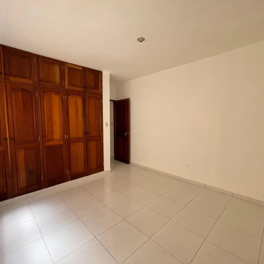 Alquilo amplio apartamento en Ensanche Paraíso 1er nivel  Foto 7230091-6.jpg