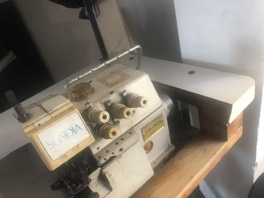 Máquina industrial overlock mero 5 hilos 2 agujas marca sundia  Foto 7233327-1.jpg