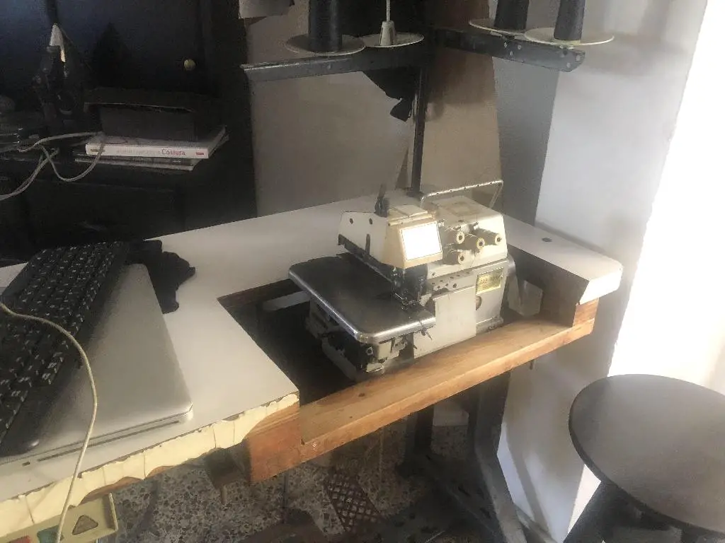 Máquina industrial overlock mero 5 hilos 2 agujas marca sundia  Foto 7233327-2.jpg