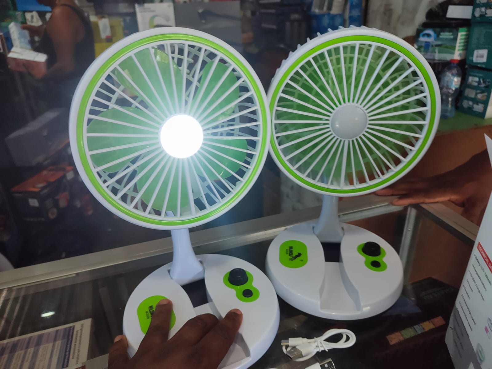 Abanico recargable con bombilla led  en Santo Domingo Este Foto 7233349-1.jpg