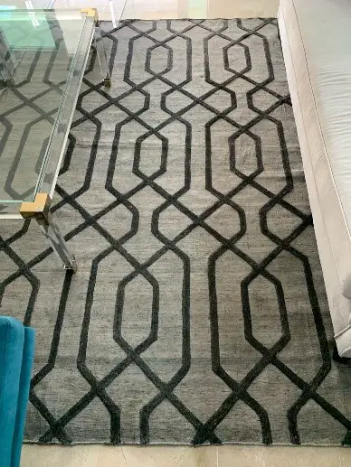 Alfombra gris con relieve negro en arabesco Foto 7233429-1.jpg