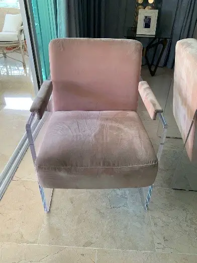 2 Butacas con estructura de acrilico y tapizado de velvet rosado viejo Foto 7233434-2.jpg