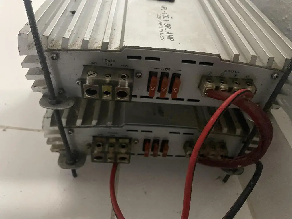 Vendo 2 Plantas Amercan Bass monoblock y 2 Bocinas de 10 Bajo Foto 7234487-5.jpg