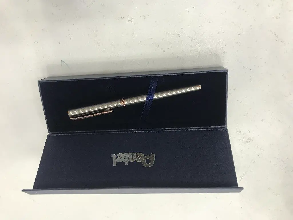 Pluma pentel  Foto 7235263-2.jpg