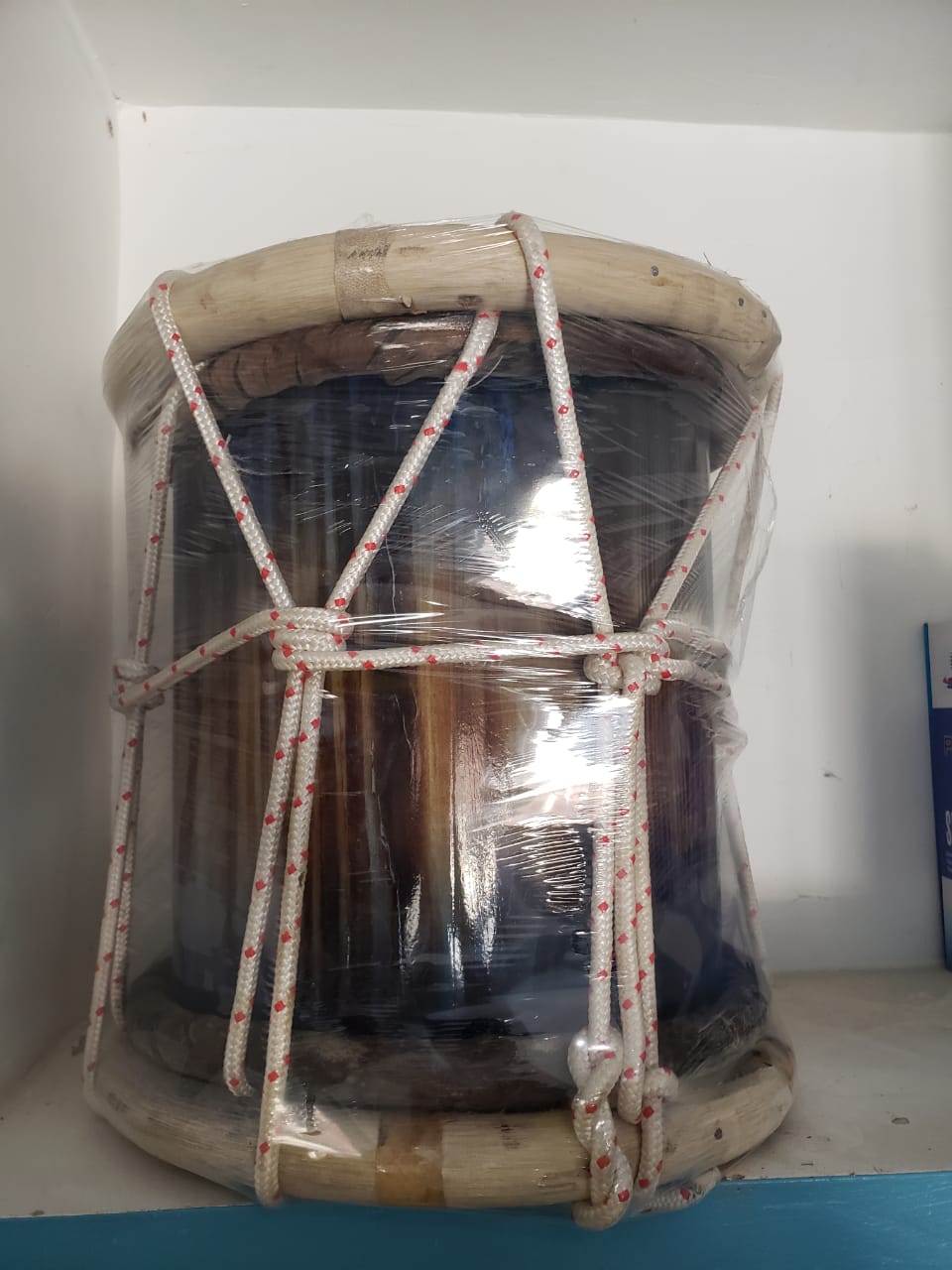 Tambora criolla de cuerdas y con colores variados . Foto 7235308-3.jpg