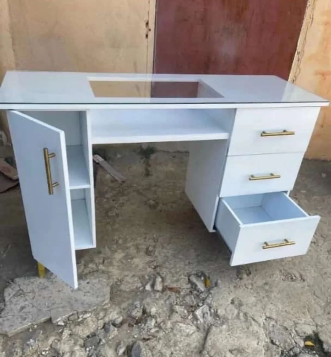 Se Venden Mesas de Uñas con Tope en Cristal y Exibidores de Esmaltes  Foto 7236987-7.jpg