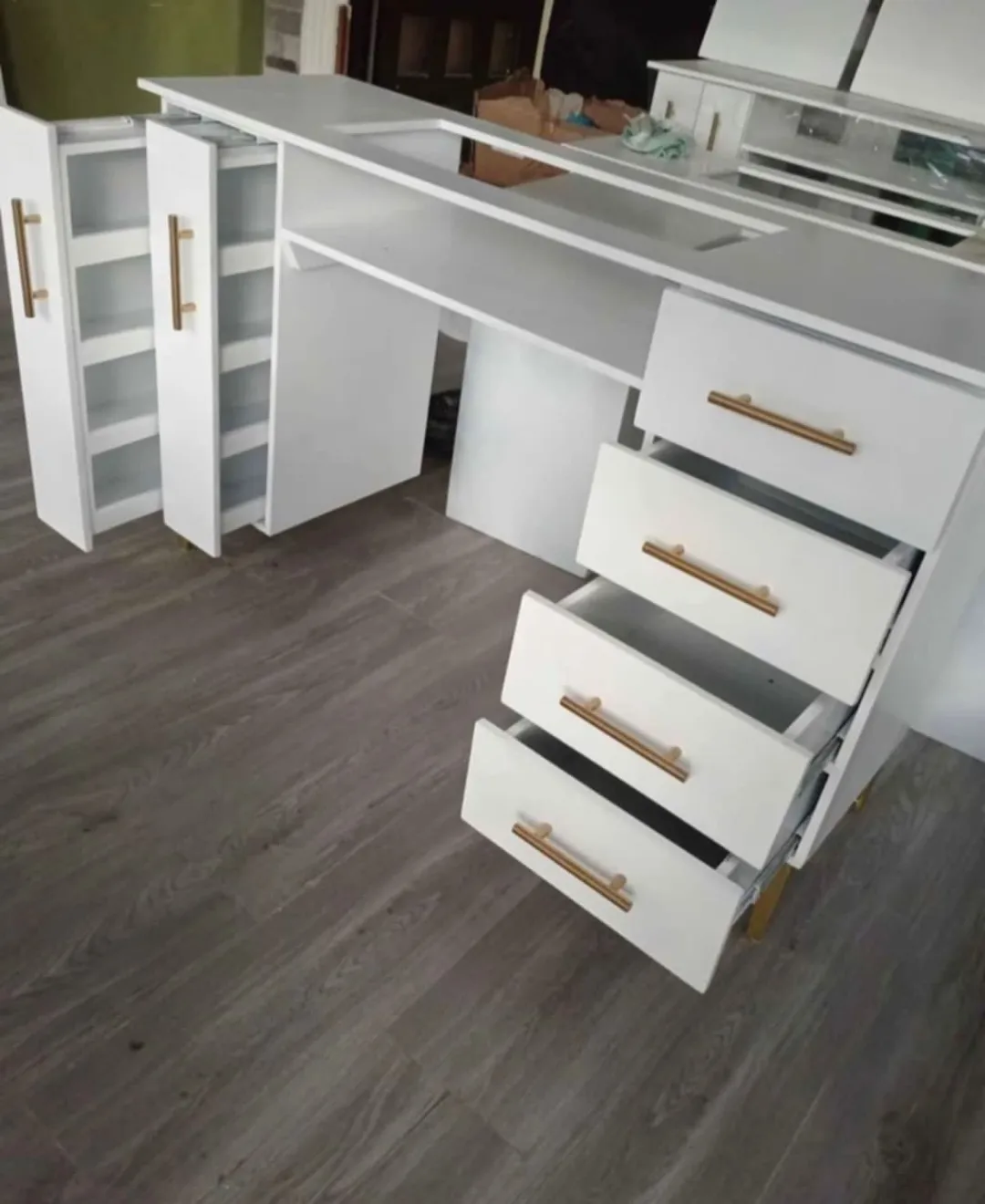 Se Venden Mesas de Uñas con Tope en Cristal y Exibidores de Esmaltes  Foto 7236987-9.jpg
