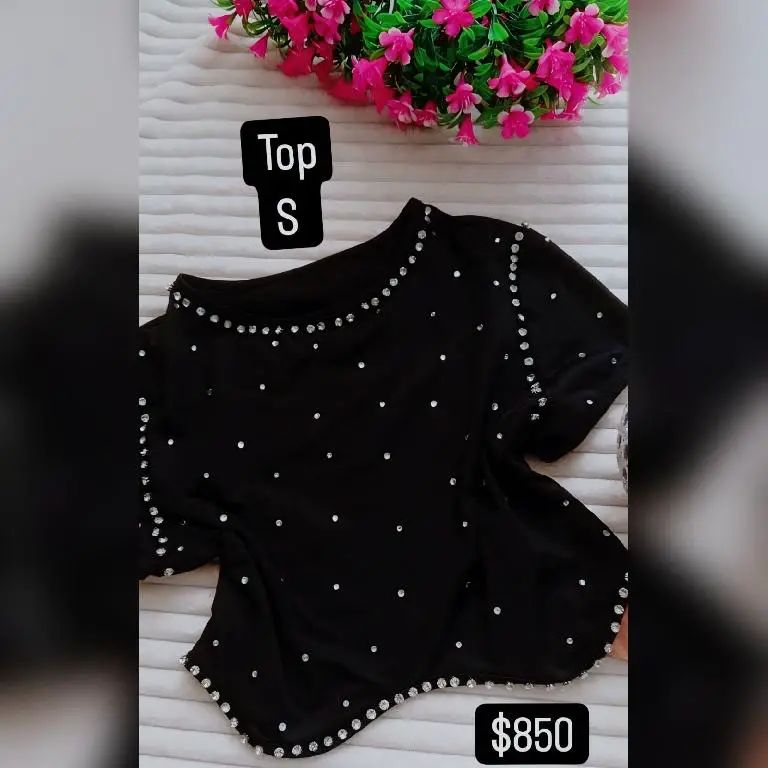 Belleza de top negro con pedrería  Foto 7237051-1.jpg