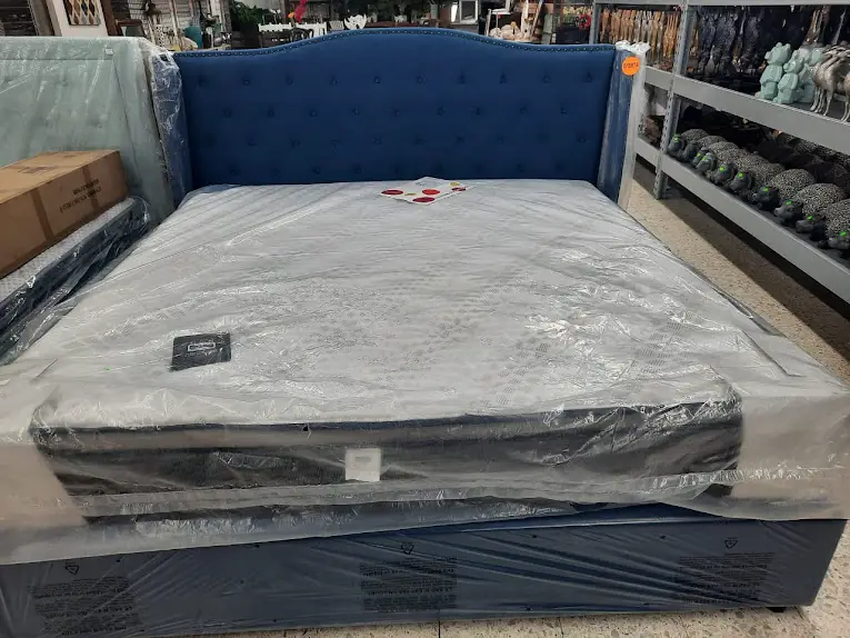 Vendo cama KING nueva sin colchon Foto 7237106-1.jpg