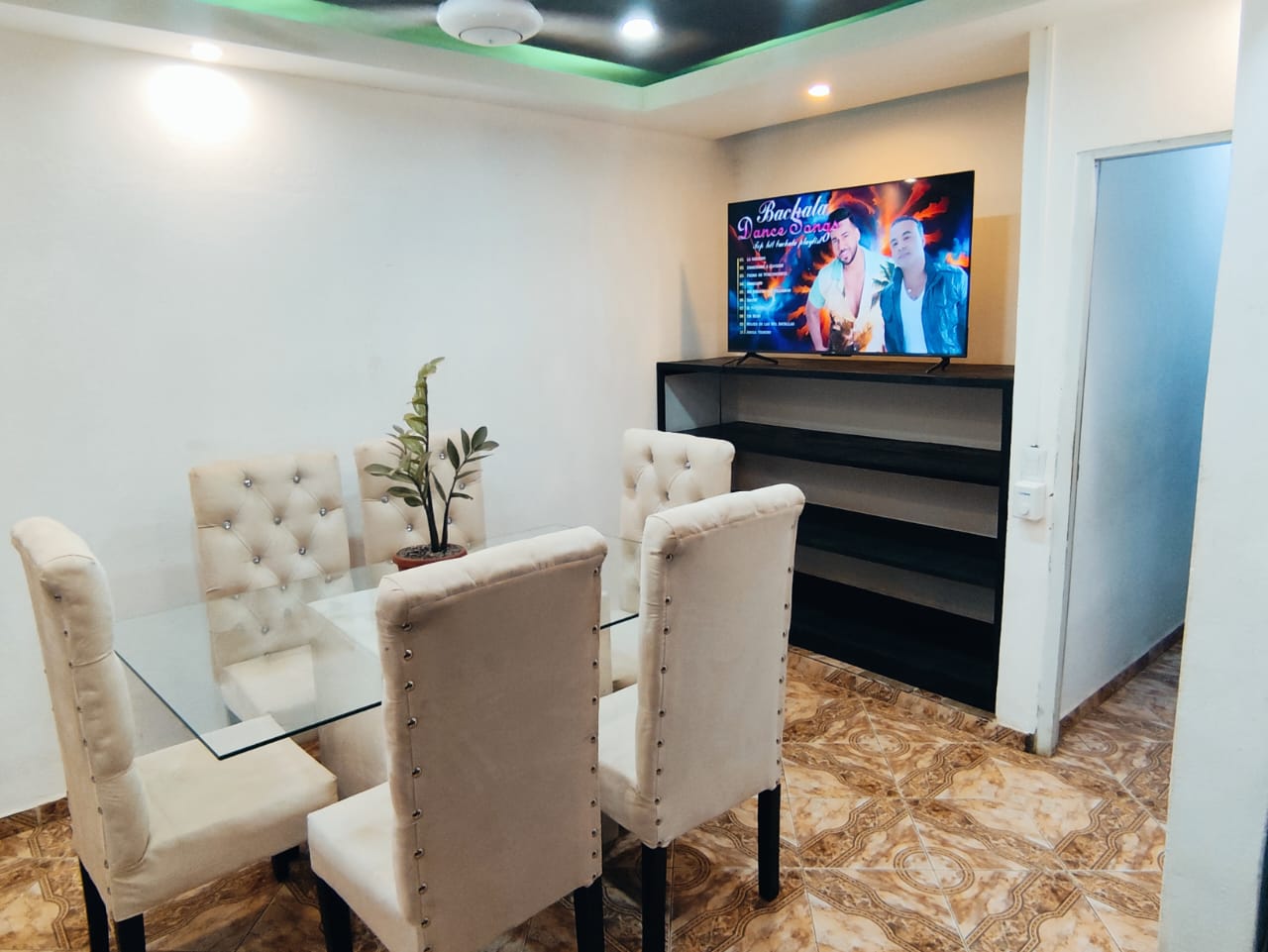 VENTA DE COMEDOR DE TERCIO PELO Y MADERA CON TOPE DE CRISTAL X MOTIVO  Foto 7237542-1.jpg