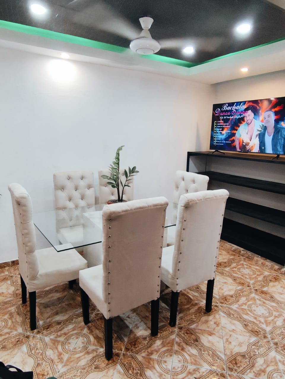 VENTA DE COMEDOR DE TERCIO PELO Y MADERA CON TOPE DE CRISTAL X MOTIVO  Foto 7237542-2.jpg