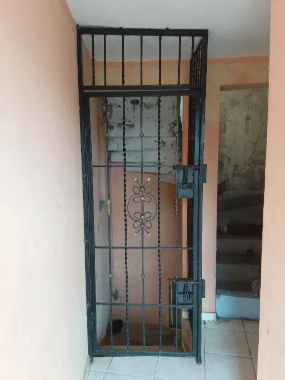 Hierro puerta con su marcador hierros en Santo Domingo Este Foto 7237834-3.jpg