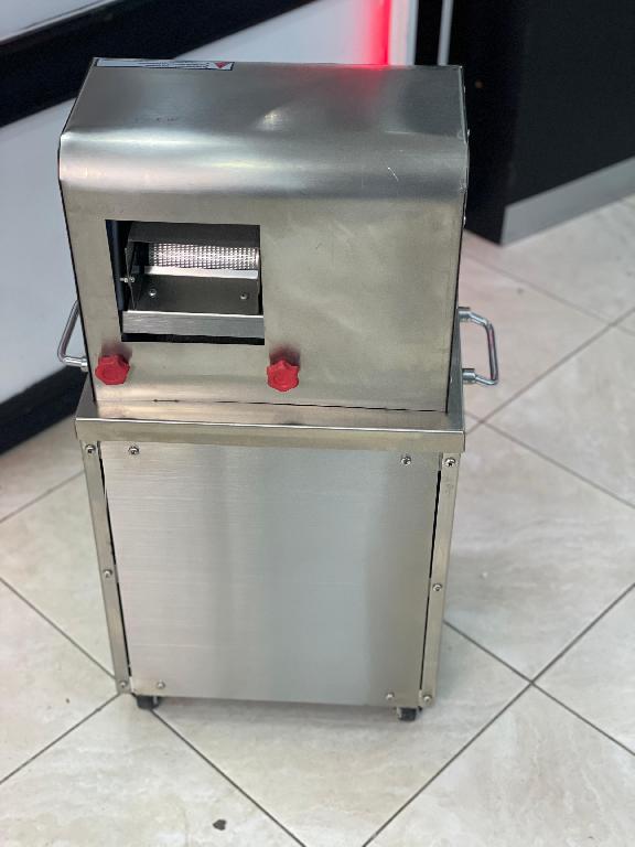 Maquina extractor trapiche de jugo caña con bateria interna recargable Foto 7239417-9.jpg