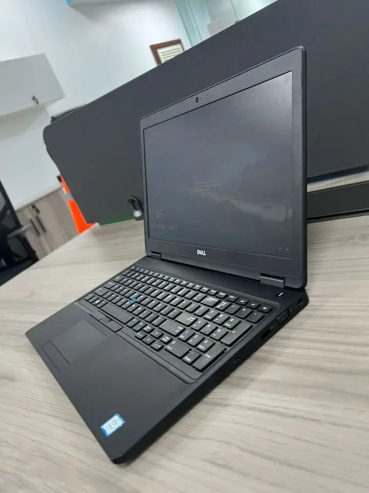 Dell Latitude 5590  Foto 7239644-2.jpg