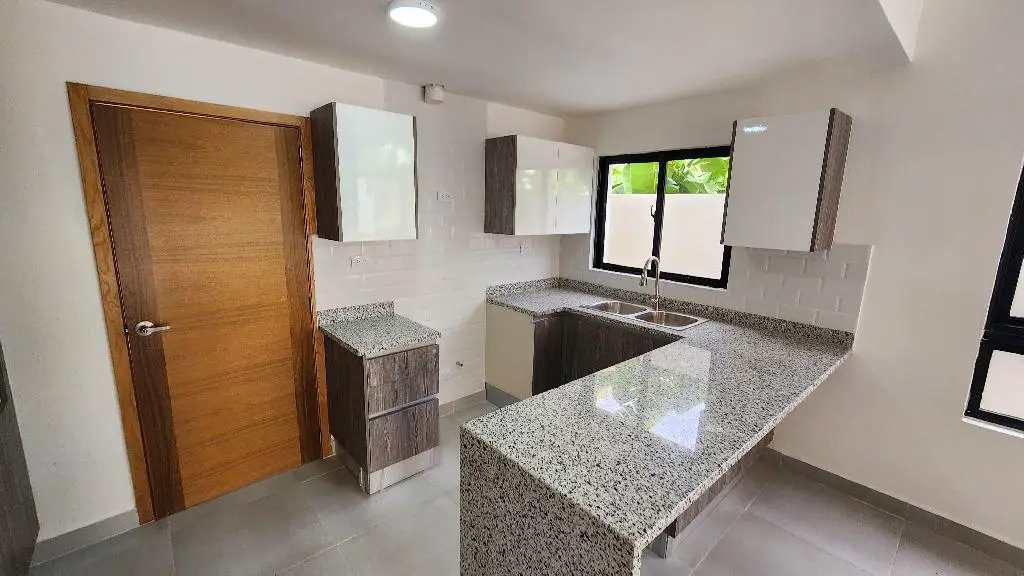 Casa en venta en brisa oriental nueva de 3 niveles a paso de la av eco Foto 7240168-3.jpg