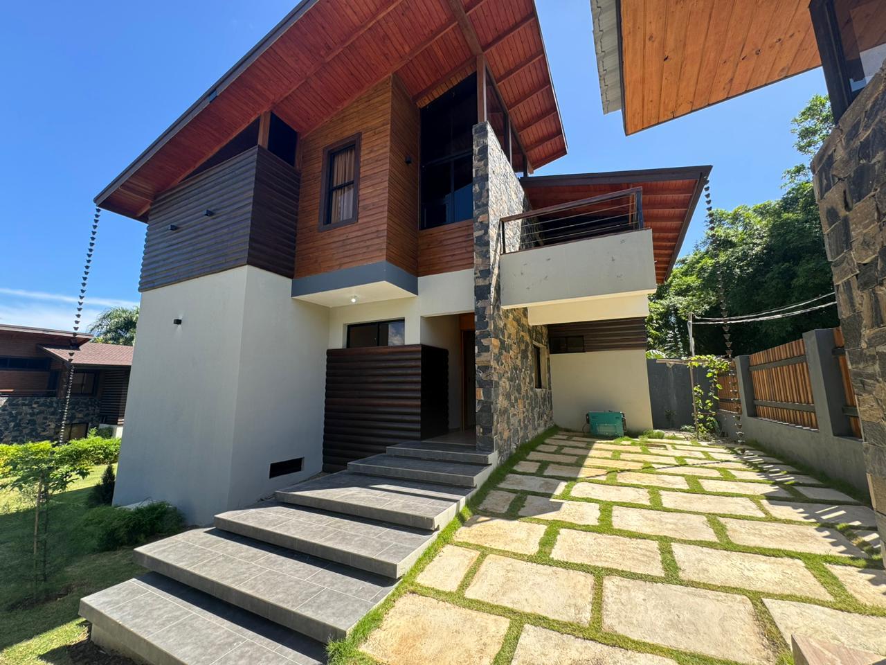 Villa en venta en jarabacoa a paso del pueblo y cerca de rio Foto 7240170-1.jpg