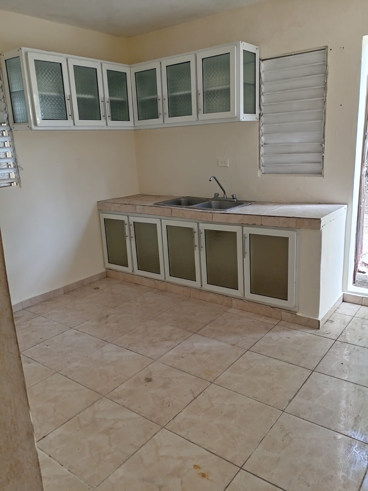 VENDO DOS CASAS UNA ENCIMA DE LA OTRA. SANTO DOMINGO ESTE. Foto 7240345-2.jpg