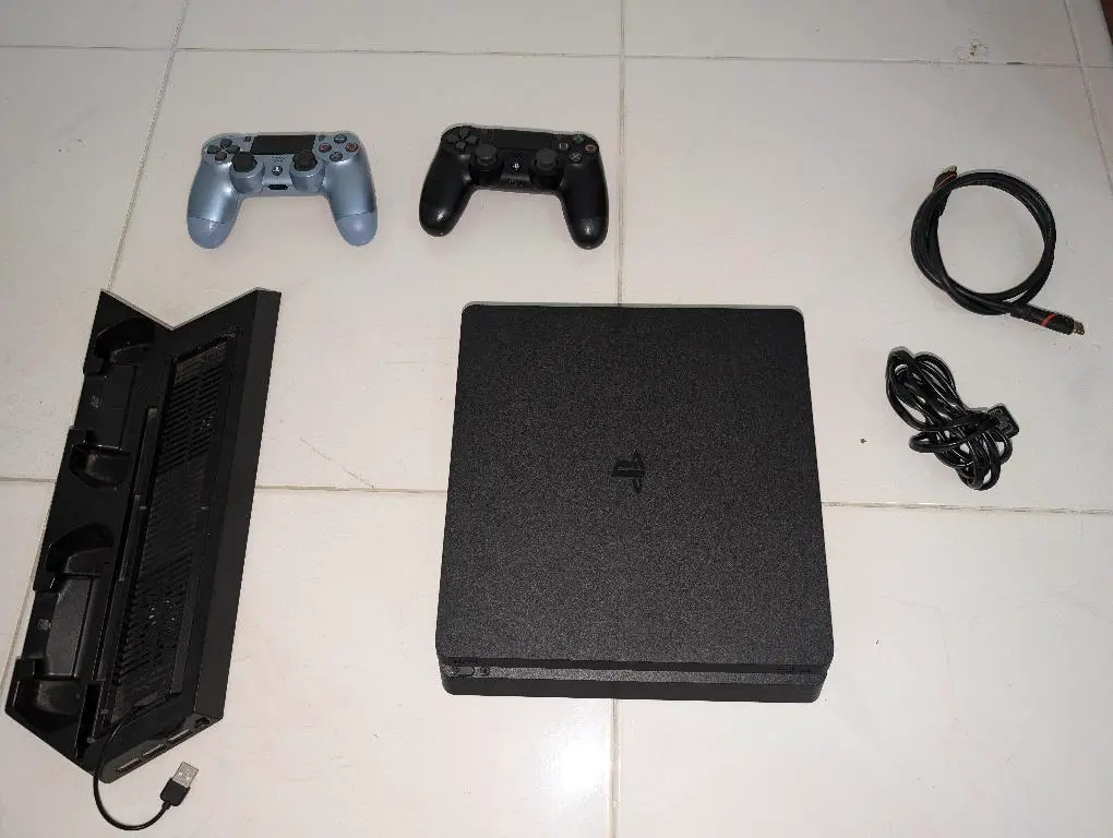 PlayStation 4 Slim 1TB  God of War  2 Controles  Soporte Vertical con  Foto 7241112-1.jpg