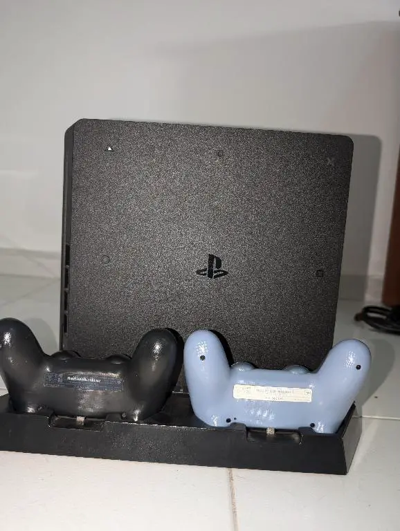 PlayStation 4 Slim 1TB  God of War  2 Controles  Soporte Vertical con  Foto 7241112-3.jpg